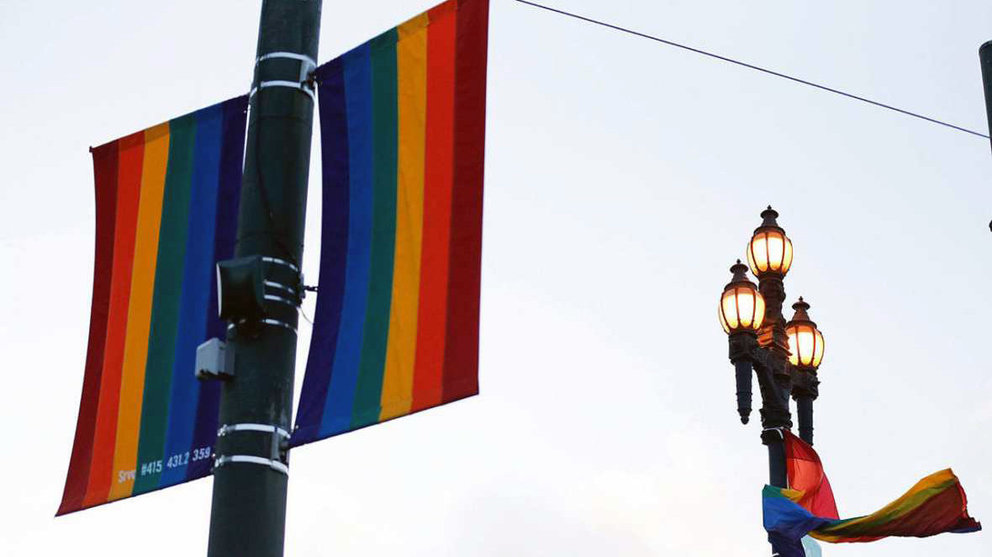 Una bandera arco iris ondea en San Francisco por las víctimas de Orlando EFE.