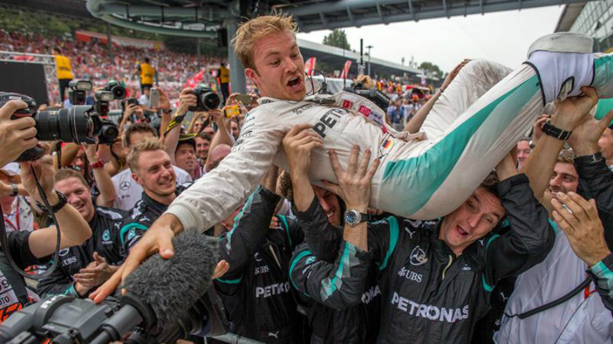 Rosberg es manteado por sus auxiliares en Monza. Efe.
