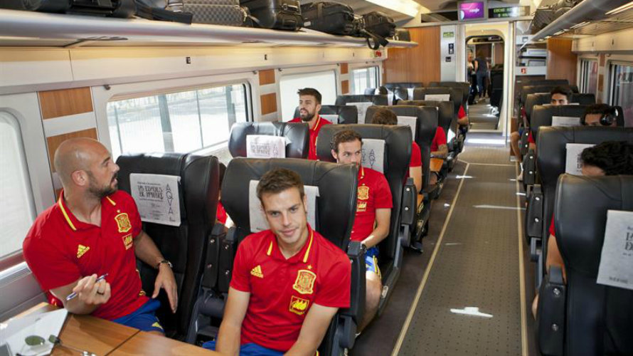La selección española se trasladó en el AVE a León. Efe
