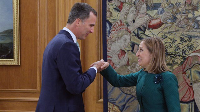 El rey Felipe VI recibe a Ana Pastor. (Efe).