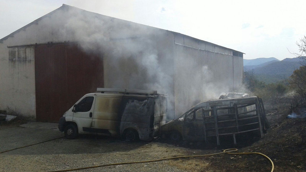 Incendio en Egozkue en el que se han calcinado una furgoneta y dos turismos Fuente de la imagen Gobierno de Navarra