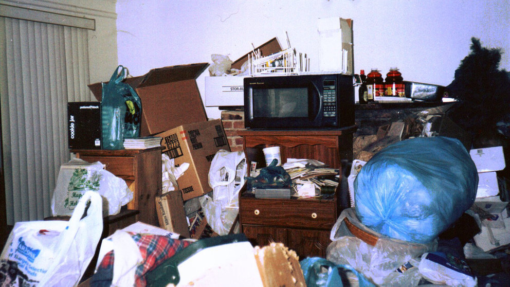 Imagen de archivo de una vivienda desalojada después de que su inquilino, con síndrome de Diógenes, hubiera acumulado basura durante meses