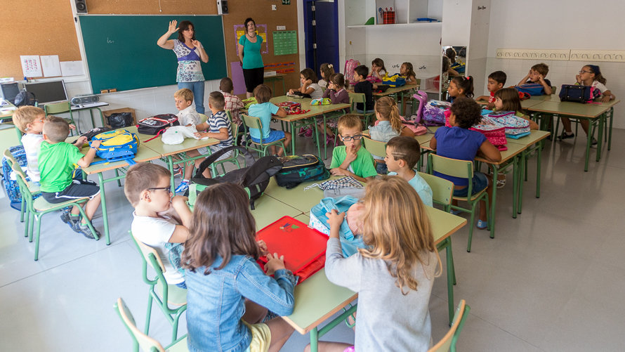 Inicio del curso escolar 2016-2017 para los alumnos de Infantil y Primaria del Colegio Público Doña Mayor de Navarra en el barrio pamplonés de Ezcaba (42). IÑIGO ALZUGARAY