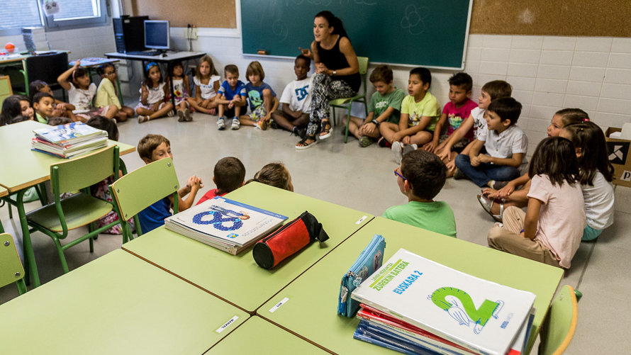Inicio del curso escolar 2016-2017 para los alumnos de Infantil y Primaria del Colegio Público Doña Mayor de Navarra en el barrio pamplonés de Ezcaba. IÑIGO ALZUGARAY (2)