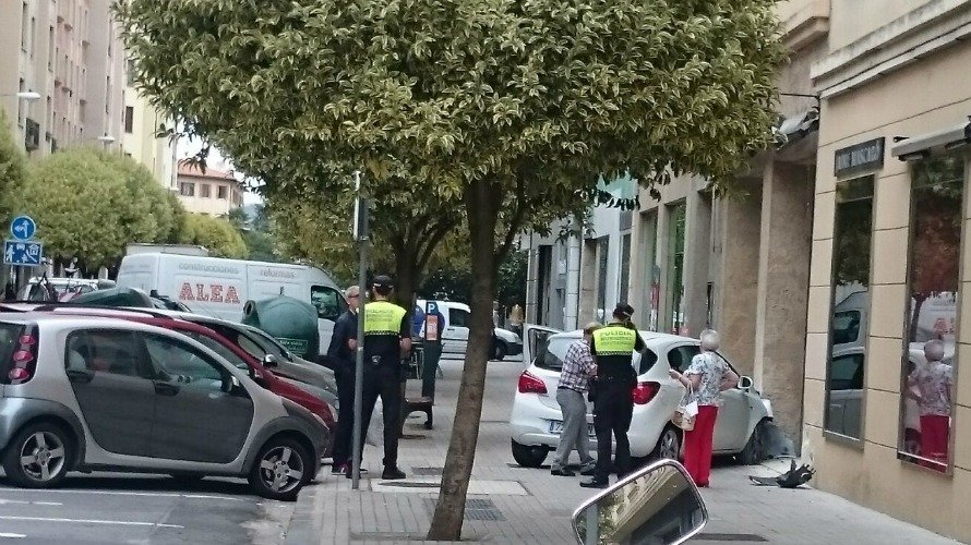 El vehículo que se ha empotrado este jueves en la calle Castillo de Maya, en Pamplona.
