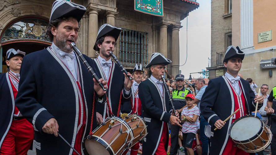 Desfile de la Corporación Municipal, Comparsa de Gigantes y Cabezudos, gaiteros, txistularis y danzaris con motivo del día del Privilegio de la Unión de Pamplona. IÑIGO ALZU (4)