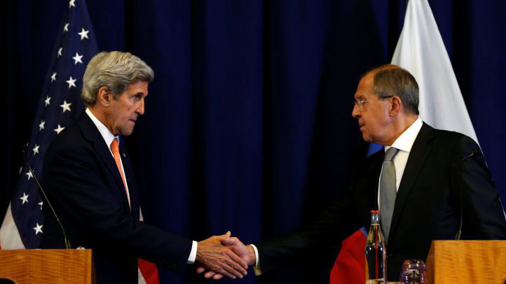 John Kerry y Sergei Lavrov se dan la mano tras anunciar el acuerdo. (Efe).