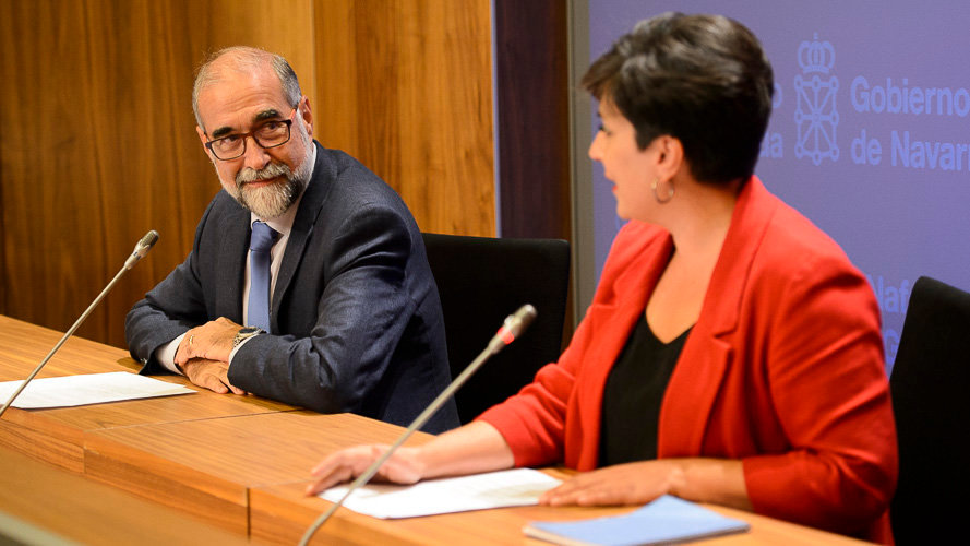 Javier Domínguez, consejero de salud en rueda de prensa junto a María Solana, portavoz del Gobierno de Navarra. PABLO LASAOSA02