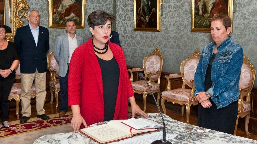 María Solana, junto a Uxue Barkos, en el momento de prometer el cargo de portavoz del Gobierno de Navarra.