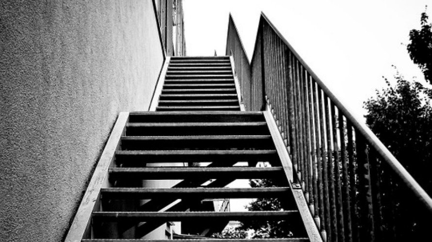 Imagen de unas escaleras metálicas. 