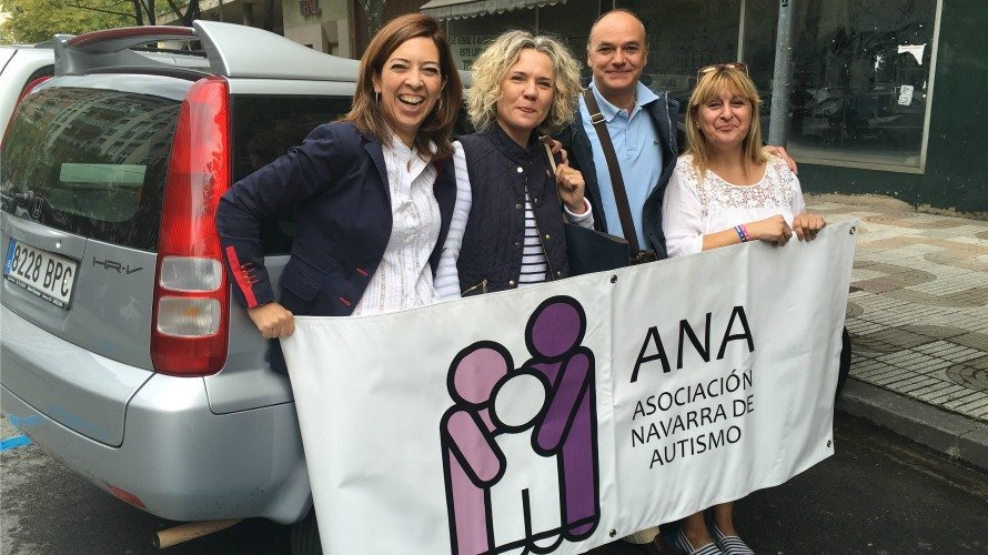 de izquierda a derecha Amaya Áriz, Presidenta de ANA; Marisa y Francisco Javier Muñoz, matrimonio catalán donante; y Nati Alvárez, voluntaria de ANA.