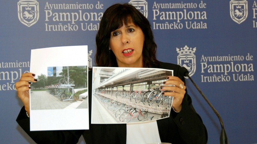 Maite Esporrín (PSN) presenta las imágenes de uno de los proyectos en el Ayuntamiento de Pamplona.