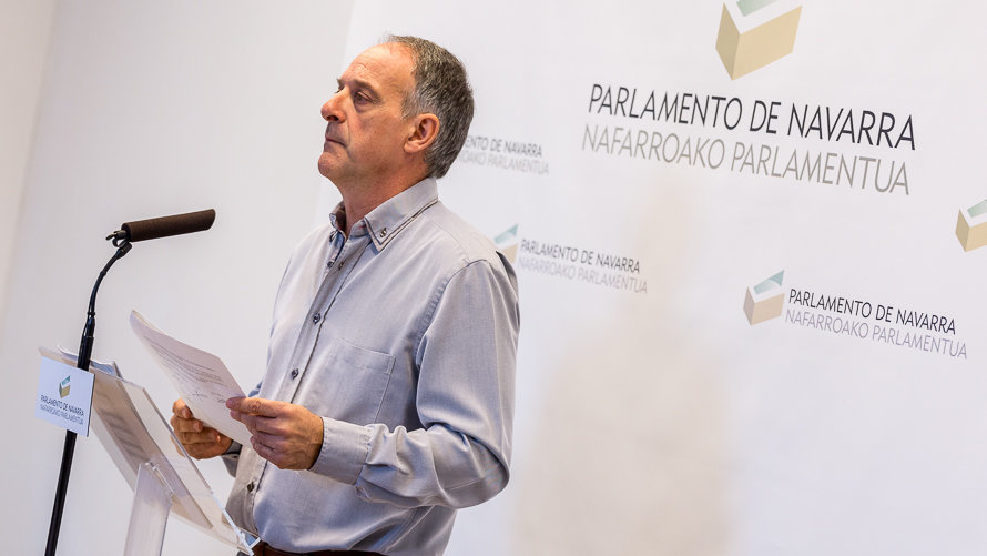 Adolfo Araiz (EH Bildu) en la rueda de prensa posterior a la reunión de la Mesa y Junta de Portavoces del Parlamento de Navarra (2). IÑIGO ALZUGARAY