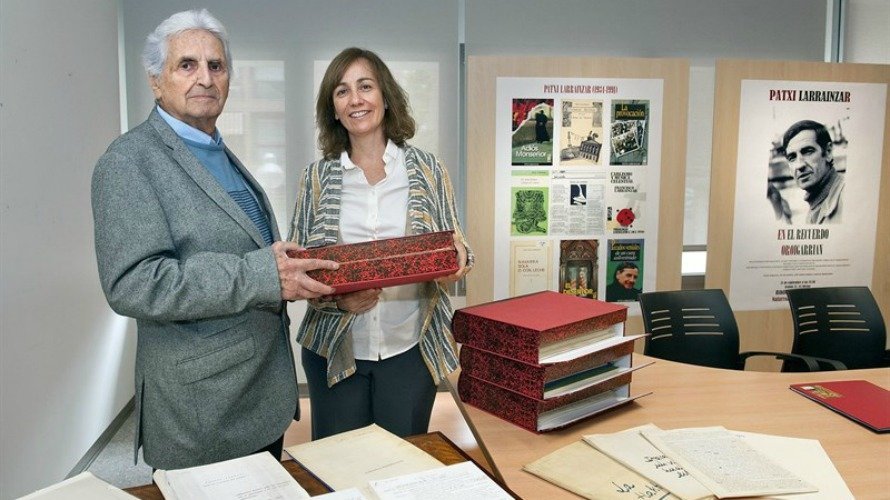La Biblioteca de Navarra recibe en donación la obra del dramaturgo y escritor Patxi Larrainzar.