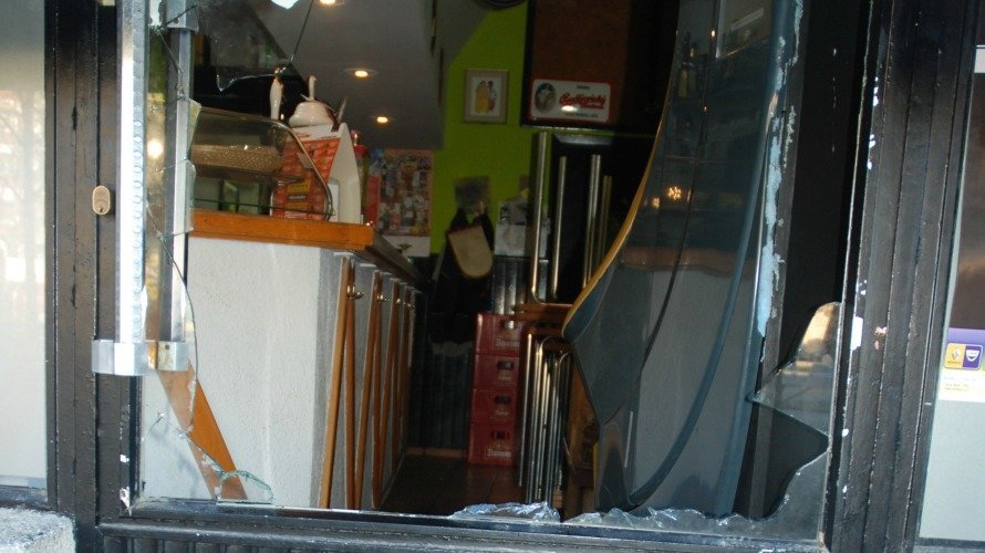 Imagen del establecimiento en el que tres hombres roban en Tudela tras romper un cristal. 