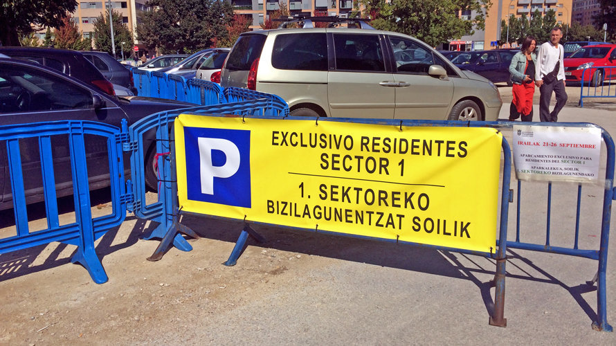 El-Ayuntamiento-de-Pamplona-ha-comenzado-a-instalar-las-vallas-para-convertir-los-corralillos-del-gas-en-el-aparcamiento-de-residentes-del-sector-1.