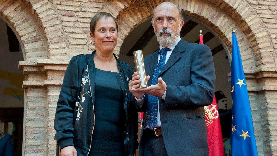 Uxue Barkos posa junto a Paco Etxeberría en el transcurso del homenaje celebrado en Tudela. 