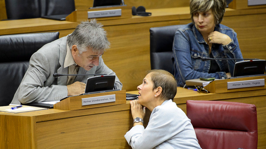 Kodo Martínez y Uxue Barkos hablan en un Pleno del Parlamento de Navarra. PABLO LASAOSA 