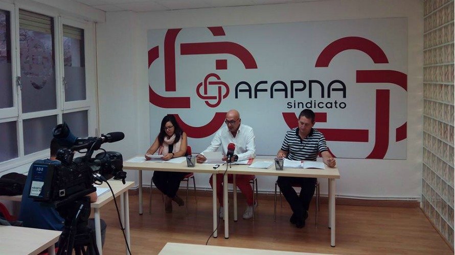 Juan Carlos Laboreo, presidente de Afapna, presenta la sentencia en la sede del sindicato.