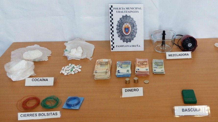 Parte del material incautado por la Policía Municipal de Pamplona en su registro de la vivienda del detenido en San Jorge.