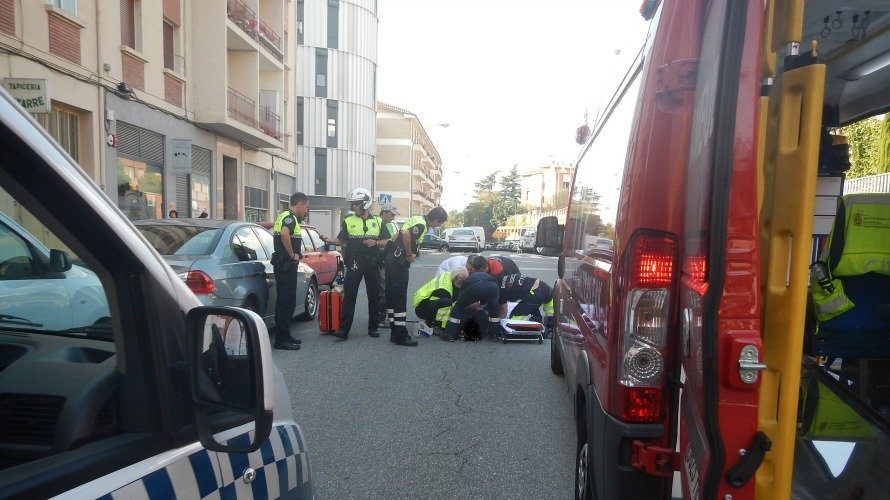 El hombre de 76 años atropellado en Pamplona, atendido por la ambulancia.