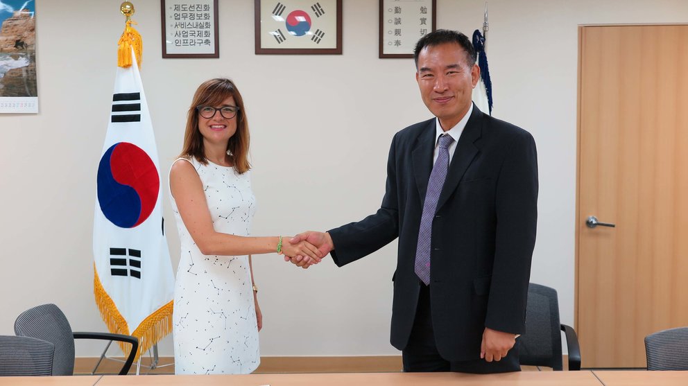 Patricia López, gerente de ANEC, y San-Geun Lee, director de Planificación Estratégica de KENCA, en la firma del acuerdo entre ambas asociaciones.