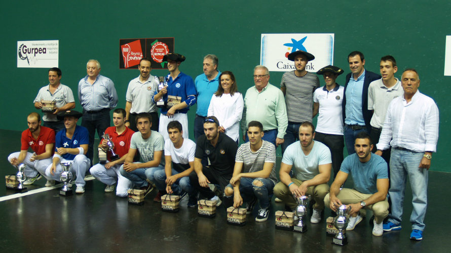 Finalistas del torneo junto a los organizadores y patrocinadores. Cedida.
