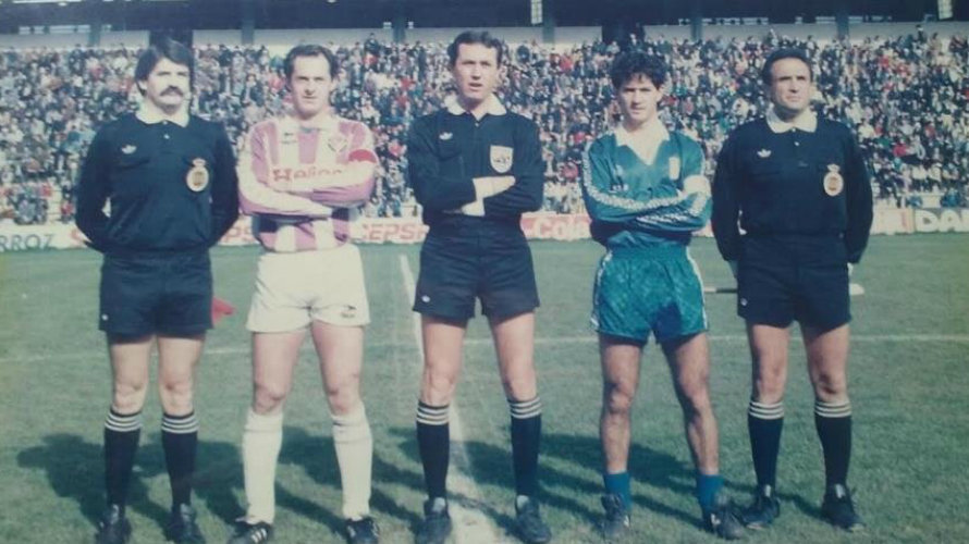 Pérez Sánchez junto a los capitanes en el estadio de Zorrilla. Cedida.
