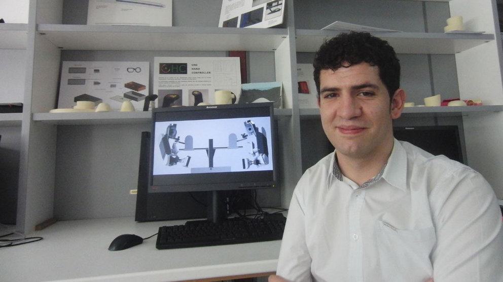 Miguel Ángel Camacho Fantoba, con el exoesqueleto que ha diseñado, en un laboratorio de la UPNA en Tudela. CEDIDA