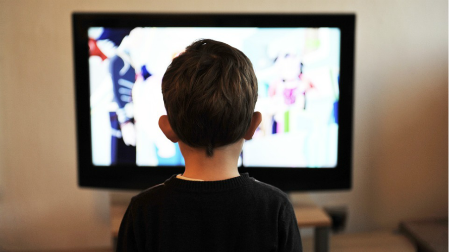 Un niño mira la televisión en su casa. ARCHIVO