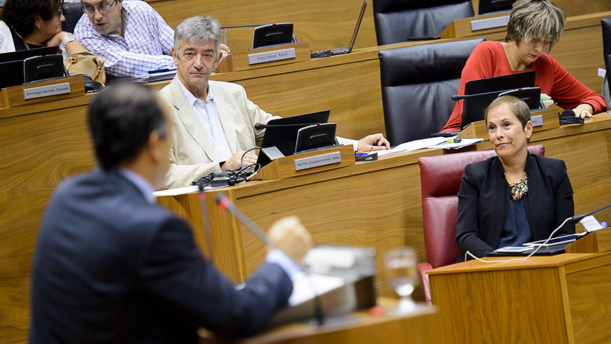 El parlamentario de UPN Carlos García Adanero habla en el Parlamento de Navarra bajo la atenta mirada de Koldo Martínez y Uxue Barkos, presidenta del Gobierno de N
