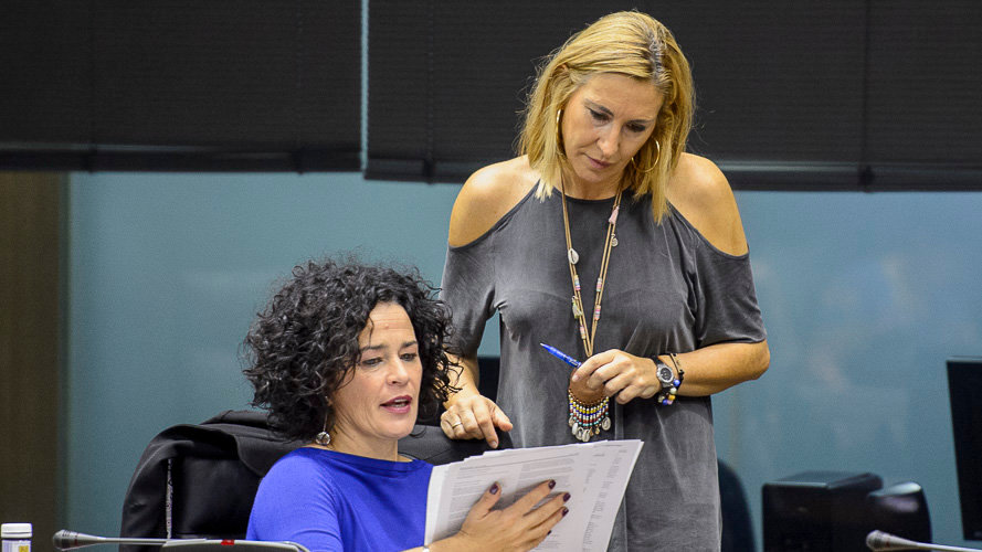 Inma Jurio (PSN) habla con Ana Beltrán (PPN) PABLO LASAOSA