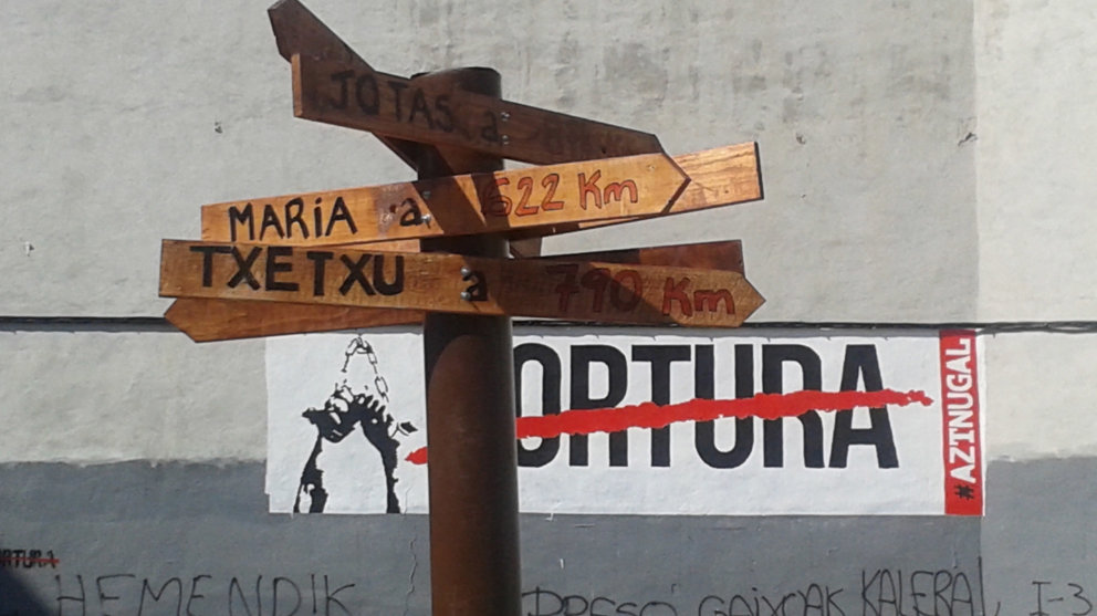 Uno de los postes colocados en Burlada en apoyo a los presos de ETA. CEDIDA (2)