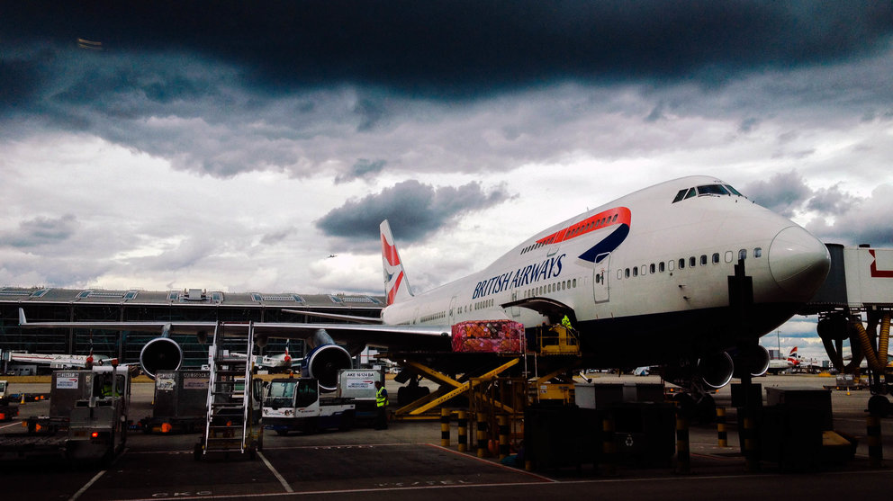 Un avión de British Airways espera en una terminal de un aeropuerto europeo.