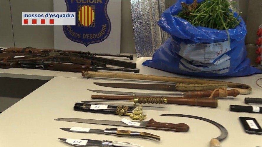 Material decomisado por los Mossos en el caso del secuestro de una mujer en El Prat por parte de un clan familiar. MOSSOS