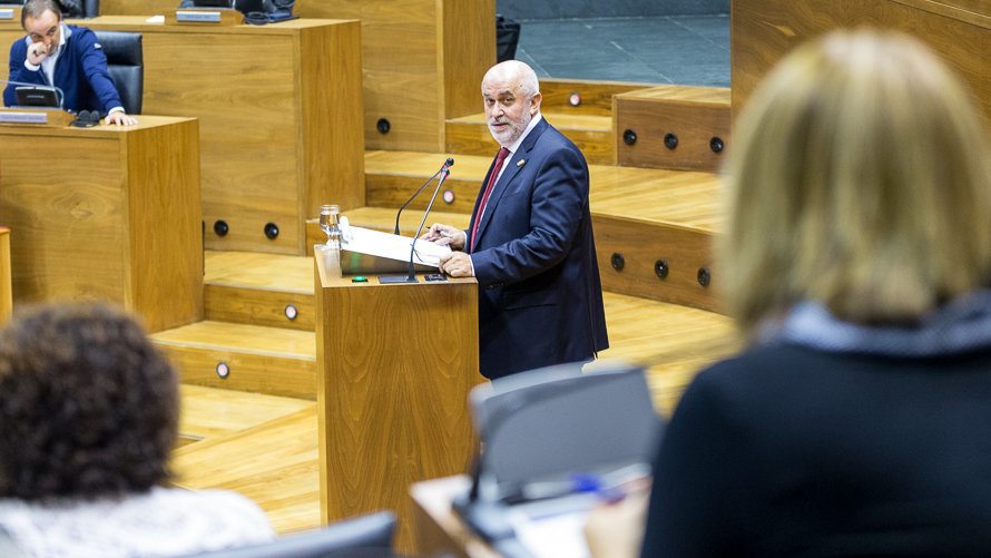 El consejero de Educación del Gobierno de Navarra, José Luis Mendoza, habla en el pleno del Parlamento de Navarra (1). IÑIGO ALZUGARAY