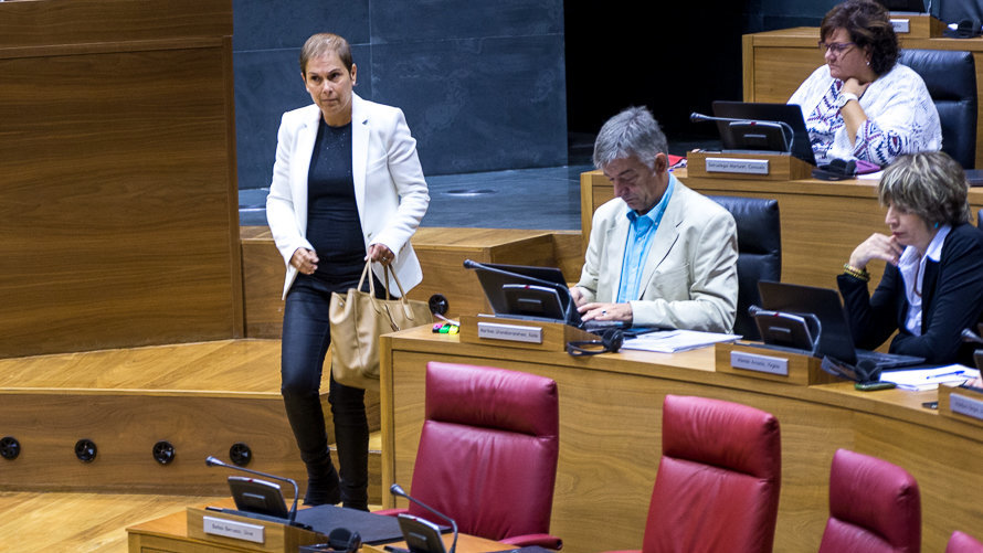 La presidenta del Gobierno, Uxue Barkos, a su llegada al pleno del Parlamento de Navarra (1). IÑIGO ALZUGARAY
