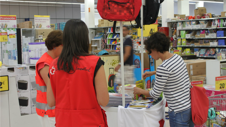 recogida de material escolar de la campaña Vuelta al cole solidaria, desarrollada por Fundación Solidaridad Carrefour y Cruz Roja Navarra, en Pamplona y Tudela.