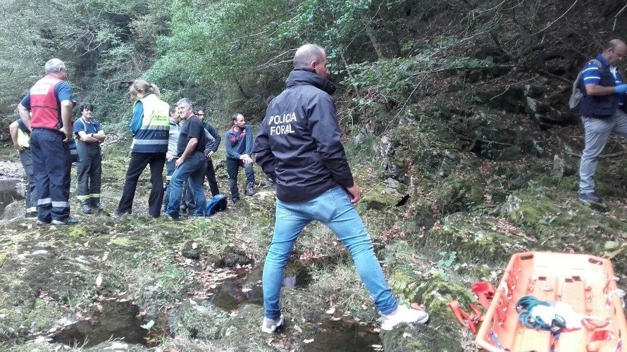 Asistencias médicas, bomberos y Policía Foral en Goizueta por la aparición del cadáver del donostiarra fallecido cuando buscaba setas.