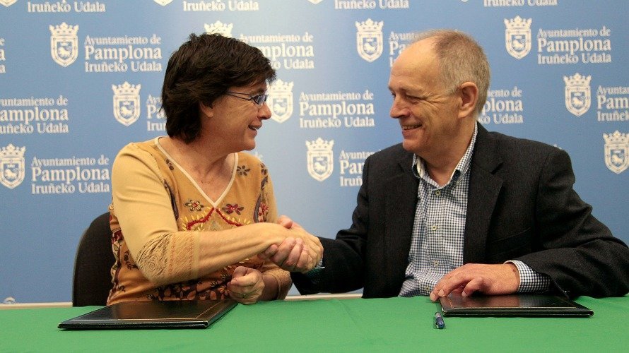 La concejal Edurne Eguino y el presidente de la Fundación Banco de Alimentos, Gregorio Yoldi.