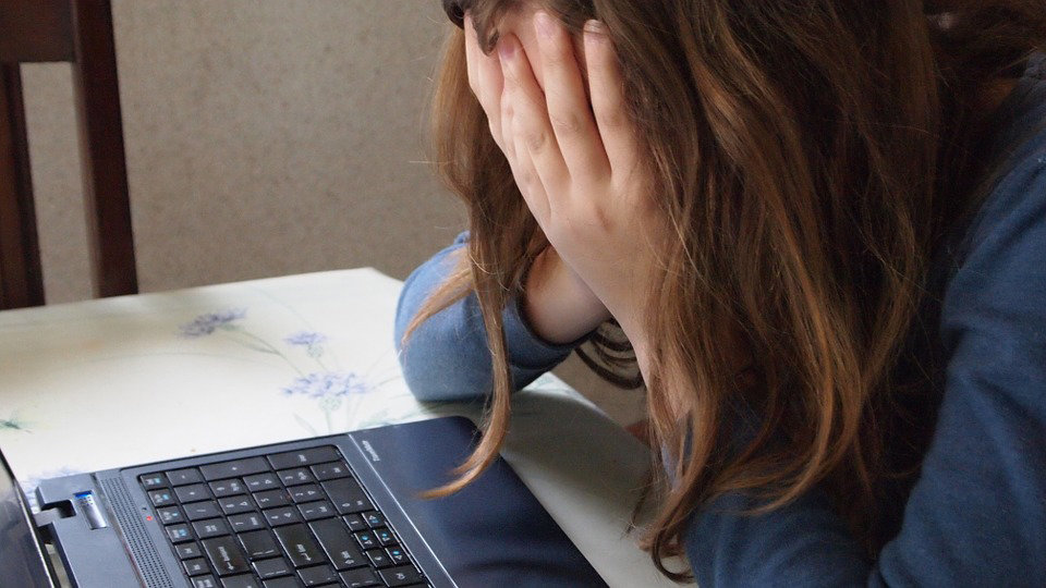 Imagen de una chica víctima de bullying frente a su ordenador personal ARCHIVO