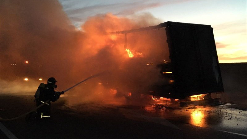 Incendio de un camión que transportaba una plaza portátil en Cuenca EP