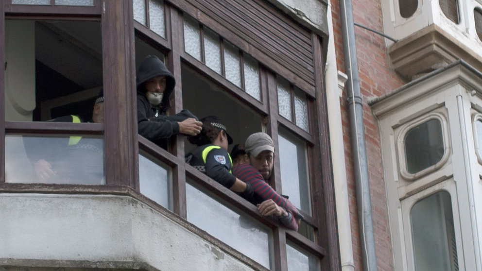 Policía municipal de Pamplona dejsaloja un edificio okupado en el Paseo Sarasate. PABLO LASAOSA (3)
