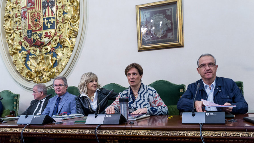 Miembros del grupo municipal de UPN antes del inicio de la sesión ordinaria de la Comisión de Presidencia del Ayuntamiento de Pamplona (7). IÑIGO ALZUGARAY