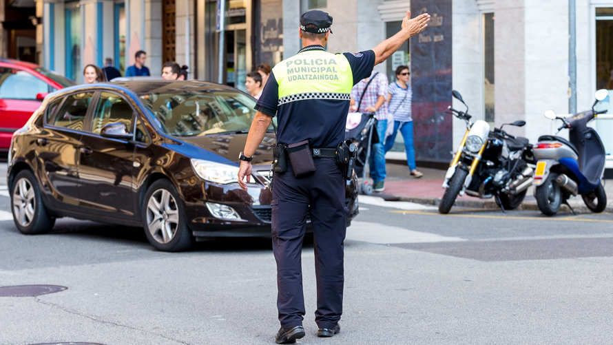 Un policía municipal de Pamplona dirige el tráfico en el centro de la ciudad (1). IÑIGO ALZUGARAY