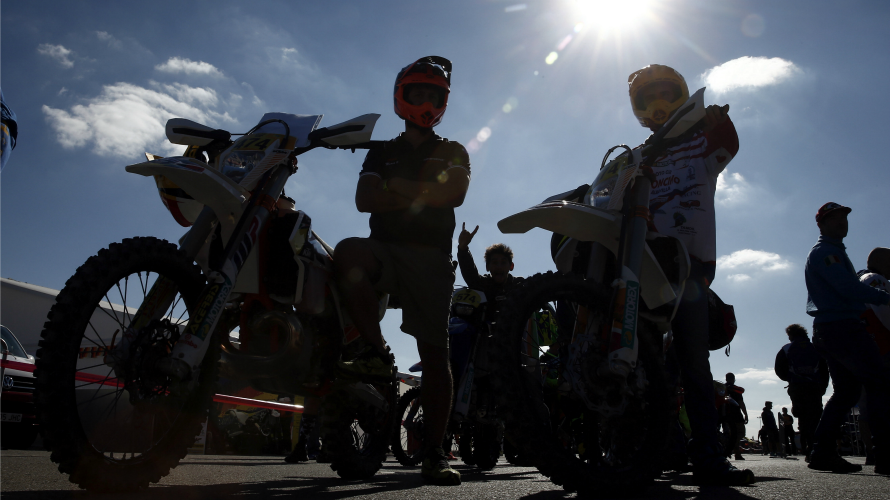 Un grupo de motoristas esperan en el circuito de Los Arcos a pasar una verificación técnica de sus motos durante la presentación hoy de los Seis Días Internacionales de Enduro. EFEDIGES
