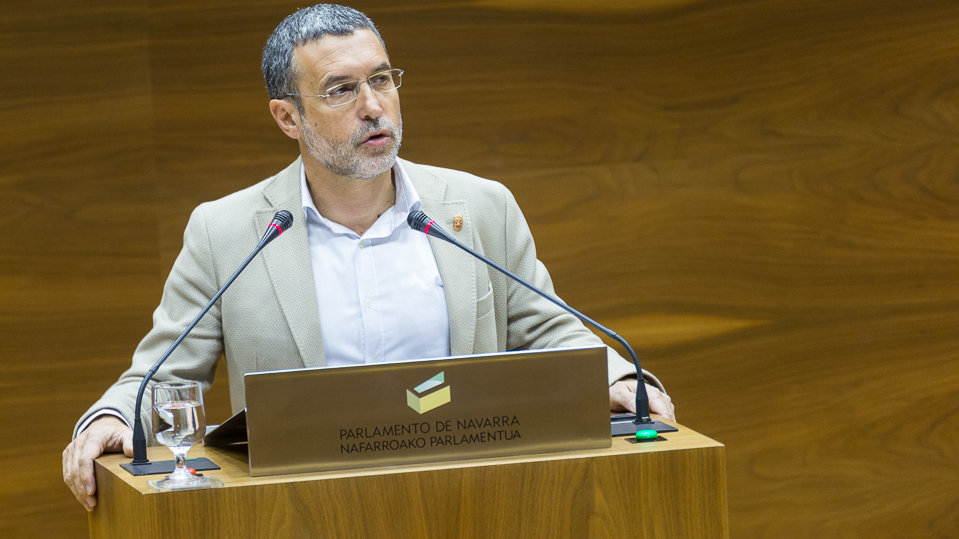 Miguel Laparra, vicepresidente de Derechos Sociales, en el pleno del Parlamento de Navarra (1). IÑIGO ALZUGARAY