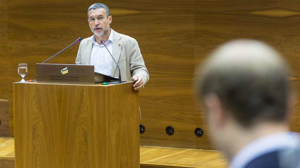 Miguel Laparra, vicepresidente de Derechos Sociales, en el pleno del Parlamento de Navarra (5). IÑIGO ALZUGARAY