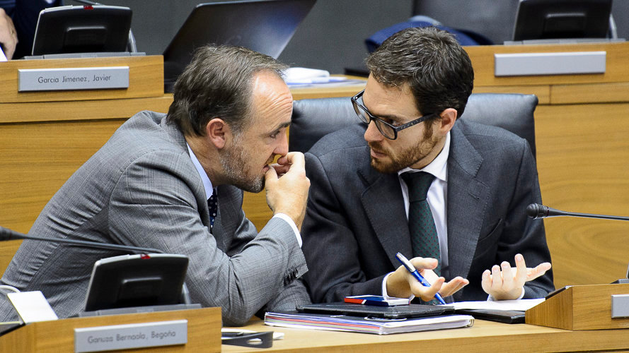 Javier Esparza y Sergio Sayas hablan durante un pleno del Parlamento de Navarra. PABLO LASAOSA