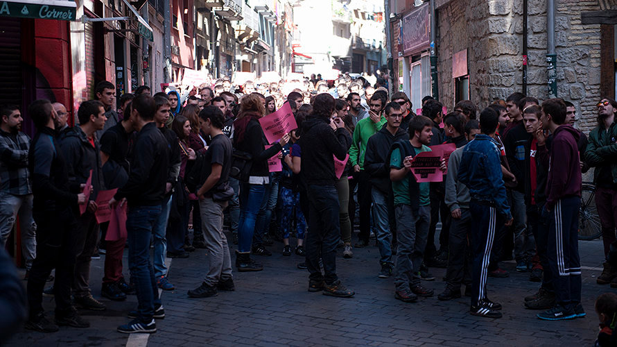 Manifestación en la calle Navarrería en contra del desalojo de los okupas del Paseo Sarasate. MIGUEL OSÉS (1)